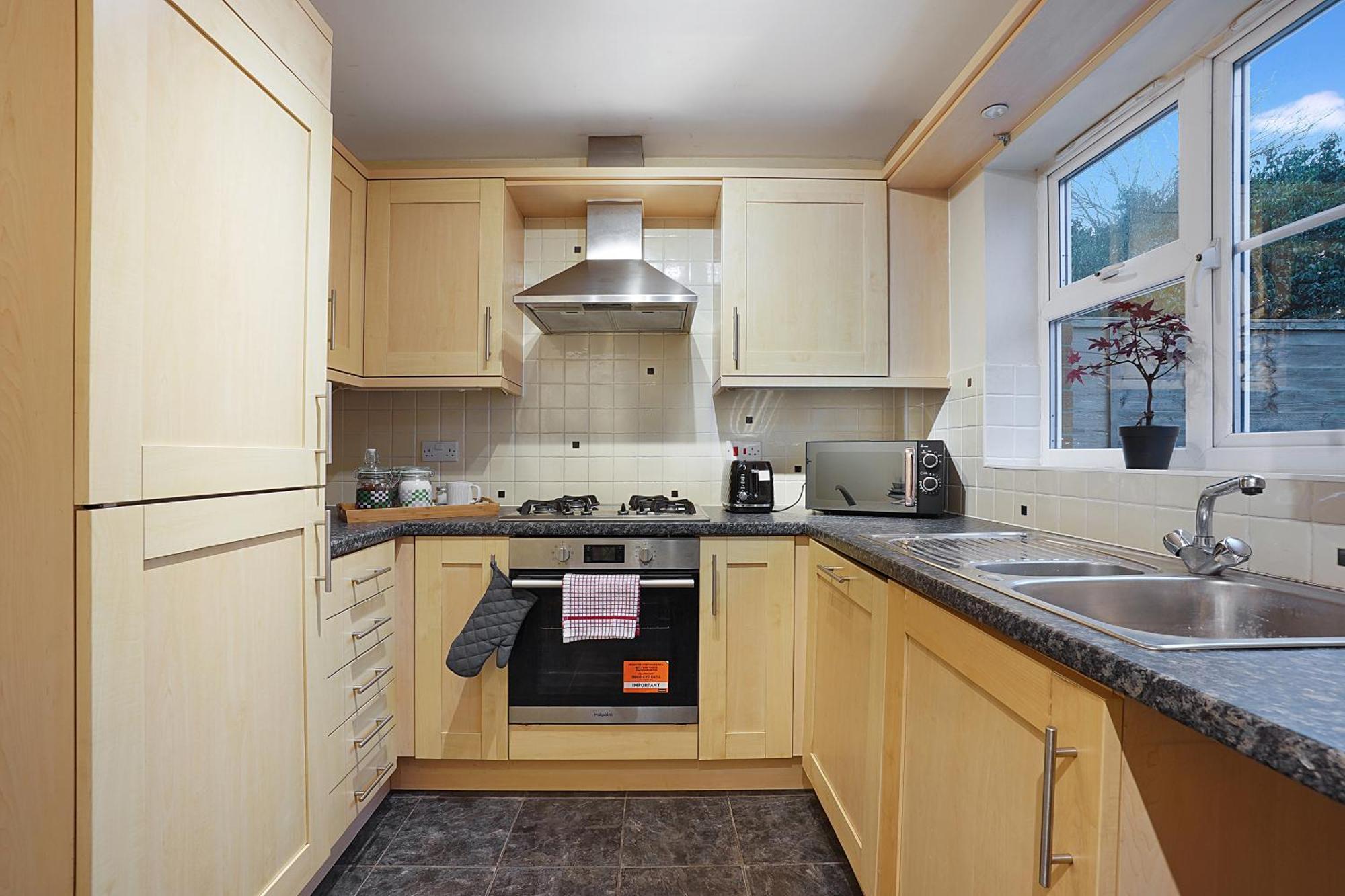 Comfortable Stylish Townhouse In Ashford Sleeps 5 Netflix 2 Parking Spaces Perfect For Contractors And Families Екстериор снимка